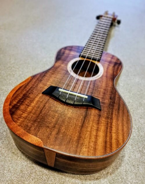 Ukelele Concierto Koa Izzo Serie 420ck Con Funda - Imagen 2