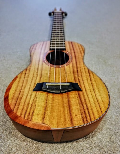 Ukelele Tenor Koa Izzo Serie 420tk Con Funda - Imagen 3