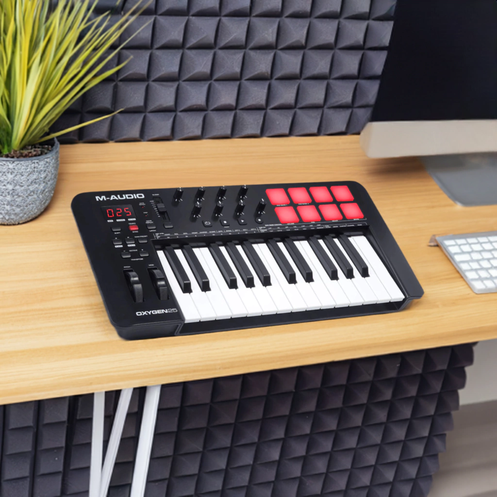 Controlador M-Audio Oxygen 25 Mk V 25 Teclas 8 Pads Usb